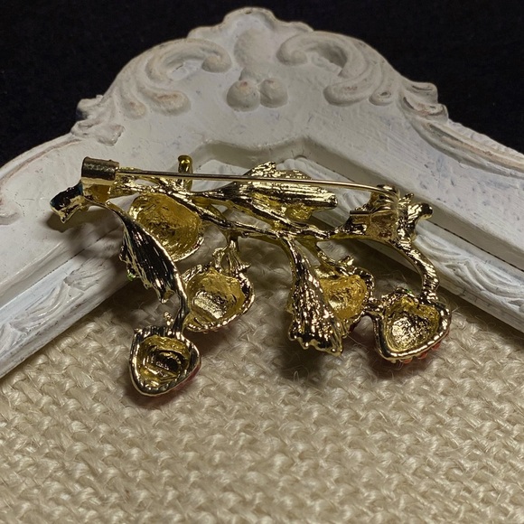 Red Strawberry Enamel Brooch Pin Stunning Vine Leaves Coat Scarf Lapel Gift - Picture 3 of 6